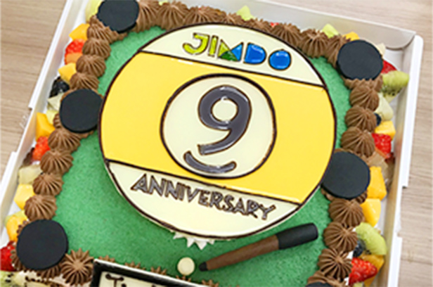 祝・サービス9周年!想いを込めたノベルティをケーキで再現!
