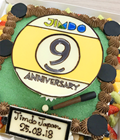 祝・サービス9周年!想いを込めたノベルティをケーキで再現!