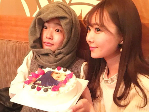 女子会サプライズ 中田絵里奈さんが写真ケーキで誕生日祝い Cake Jp