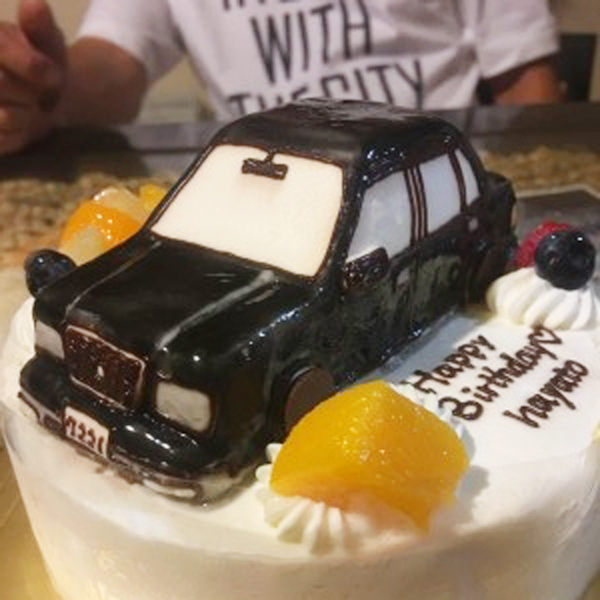 お祝いをシェア 乗り物ケーキで笑顔あふれるサプライズに Cake Jp