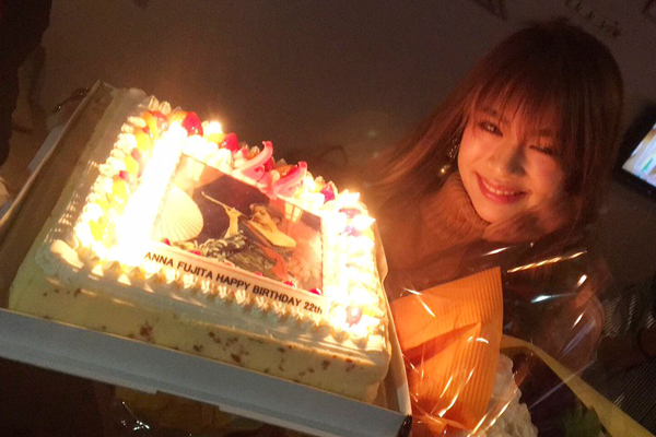 人気モデル 藤田杏奈さんの誕生日会にフォトケーキが登場 Cake Jp