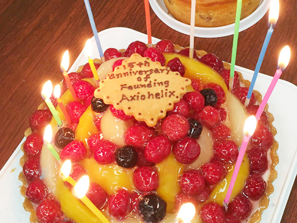 アクシオへリックス株式会社様 ケーキで会社創立の15周年祝い Cake Jp