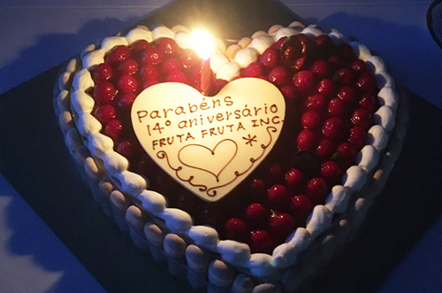 株式会社フルッタフルッタ様 特大ケーキで創立14周年祝い Cake Jp