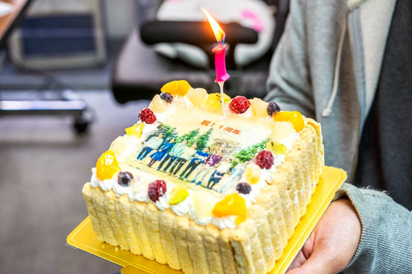 株式会社sagojo様 特別なフォトケーキで1周年祝いサプライズ Cake Jp