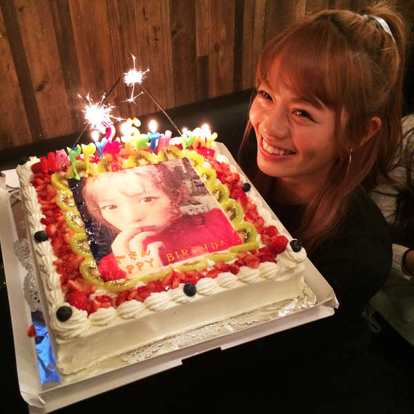 鈴木あやさんが誕生日パーティーで贈られた写真ケーキに大喜び Cake Jp