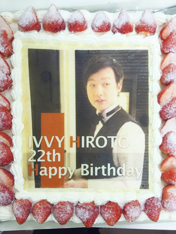 Ivvy Hirotoさん生誕祭ライブに写真ケーキのサプライズ Cake Jp