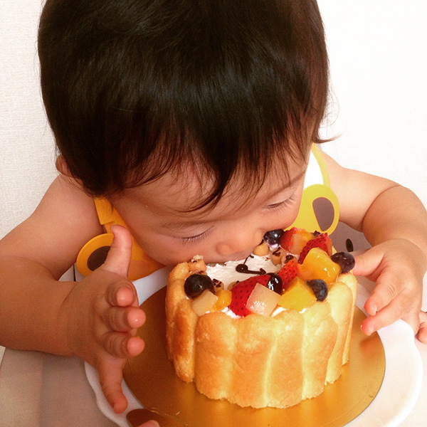 突撃 隣のお祝い 1歳のお誕生日にヨーグルトケーキをガブリッ Cake Jp