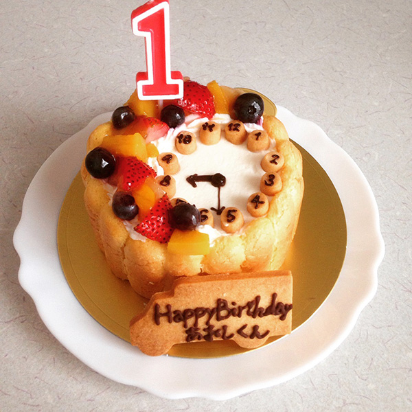 突撃 隣のお祝い 1歳のお誕生日にヨーグルトケーキをガブリッ Cake Jp