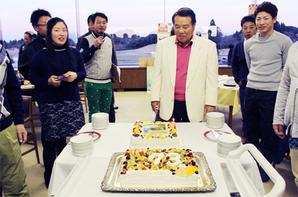 プロゴルファー 安田春雄さんが写真ケーキの誕生日祝いに感激 Cake Jp