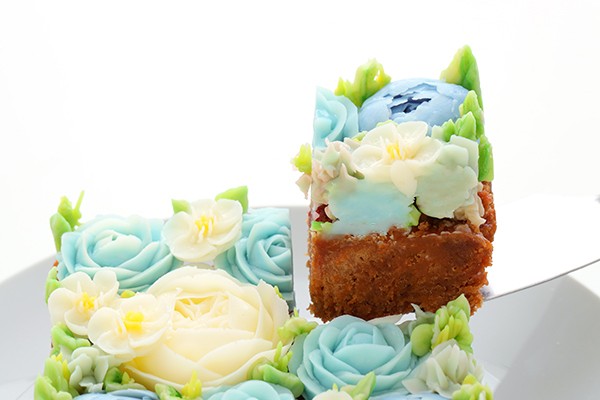 食べられるお花のケーキ Charmant Blue ボックスフラワーケーキ Flower Picnic Cafe Hakodate Cake Jp