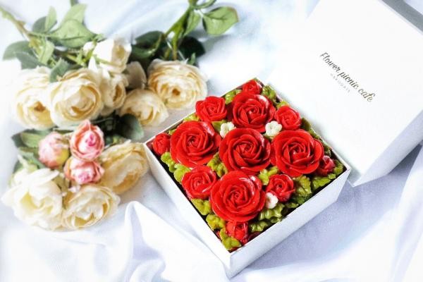 食べられるお花のケーキ Shining Red Anniversaryボックスフラワーケーキ Flower Picnic Cafe Hakodate Cake Jp