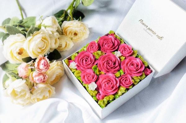 食べられるお花のケーキ Elegant Pink Anniversaryボックスフラワーケーキ Flower Picnic Cafe Hakodate Cake Jp