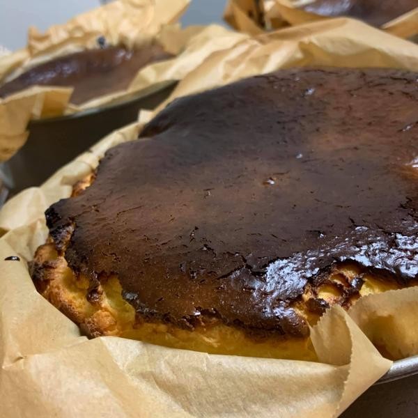 ヘルシーな特製バスク風チーズケーキ ホールサイズ バスクチーズケーキ 白砂糖不使用 グルテンフリー 無添加 季菓貴 Kikaki Cake Jp