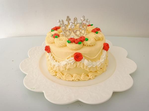 プリンセスティアラケーキ 色の変更可 4号 12cm ココアスポンジ チョコクリームサンド La Vie En Rose Cake Jp