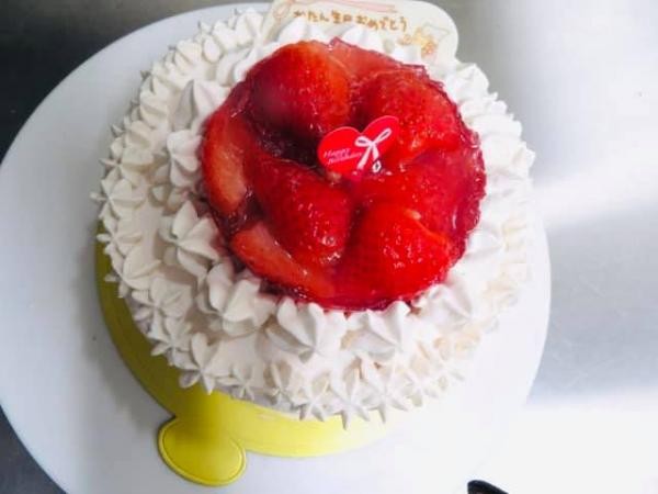 贅沢にいちごたっぷり いちご生 ６号 １８センチ Bonheur A Tamori Cake Jp