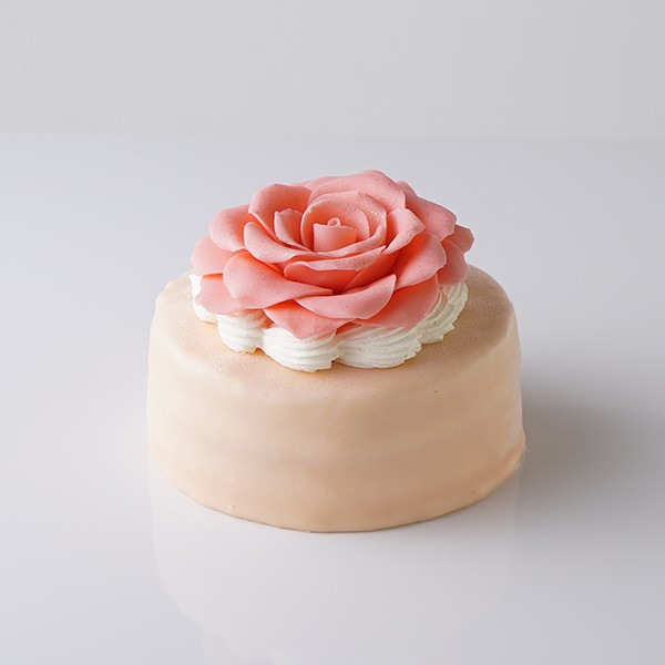 バラのチョコレート細工が美しいこだわりの逸品 フルールドネージュ Villasdesmariages ヴィラデマリアージュ Cake Jp