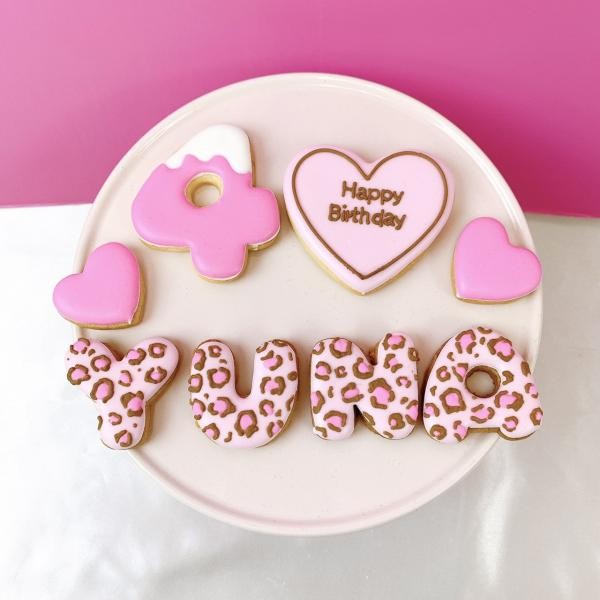 豹柄 ハート アイシングクッキーセット プレート 装飾ハート２つ でお好きなアルファベットや数字をお選びください オリジナルメッセージ可 全８色 誕生日や記念日 推しのお祝いなどにオススメ アルファベット 数字 3枚 Rstyle Cake Jp