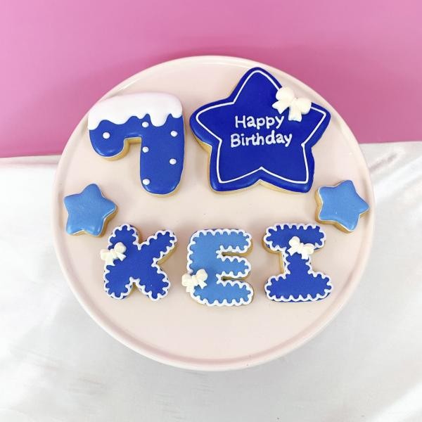 星 アイシングクッキーセット プレート 装飾星２つ でお好きなアルファベットや数字をお選びください オリジナルメッセージ可 全８色 誕生日や記念日 推しのお祝いなどにオススメ アルファベット 数字 1枚 Rstyle Cake Jp