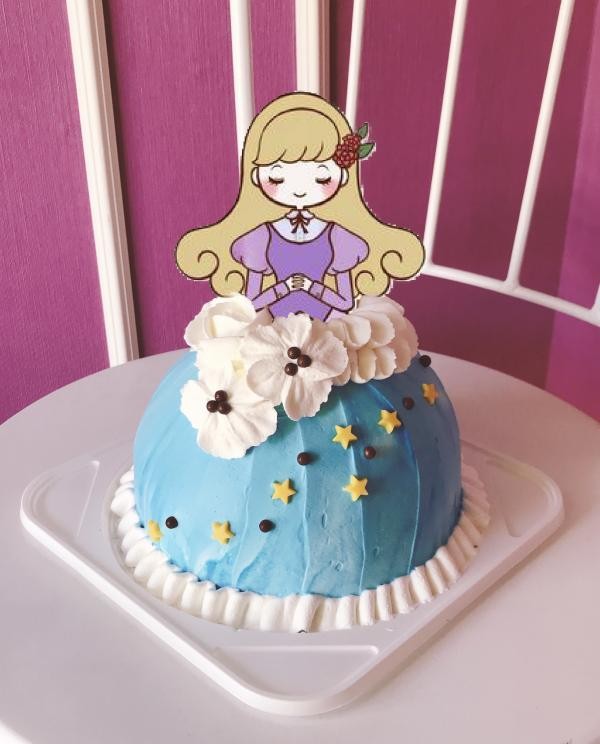 ドレスケーキ 5号 15cm ケーキのデザインはシェフにお任せ お好きな画像やお写真で自分だけのドレスケーキを 生カップケーキのお店 プティル Cake Jp