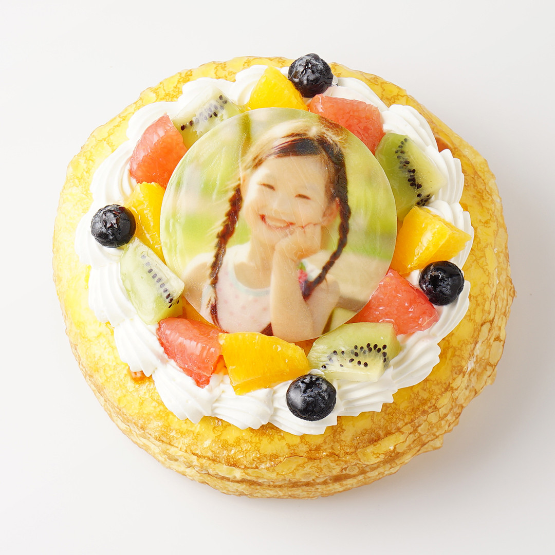 みずみずしいフルーツが乗った写真ケーキ ミルクレープ 直径17 5cm 5 6名様向け いちごおじさんの洋菓子工房 Cake Jp