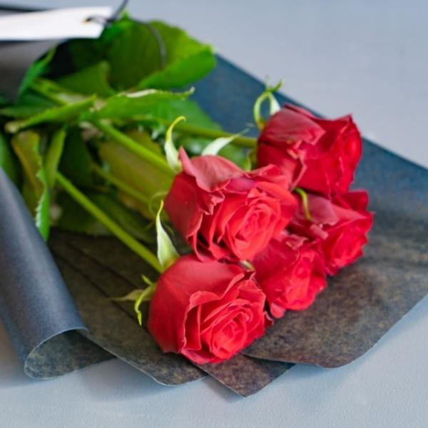 赤バラ5本 赤いバラの5本ブーケ 花に思いを込めて贈るお祝いのひと時 Flow Cake Jp