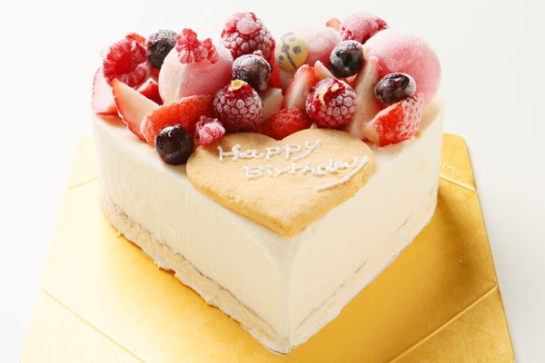 ハート型　バニラアイスクリームのデコレーションケーキ