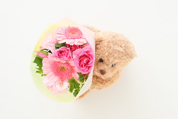 花束を抱えたくまちゃんｓ フラワーギフト Flower Design Studio 花歩 Cake Jp