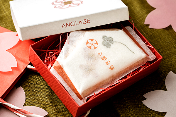 合格祈願クッキー 紙箱入り ﾊﾟﾃｨｽﾘｰｱﾝｸﾞﾚｰｽﾞ ﾌｨｰﾕ Cake Jp